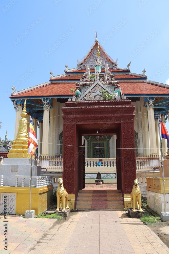 Naklejka premium Porte d'un temple à Battambang, Cambodge