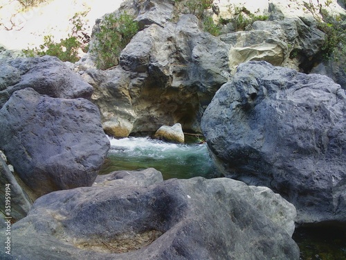 kreta schlucht reißendes wasser felsen