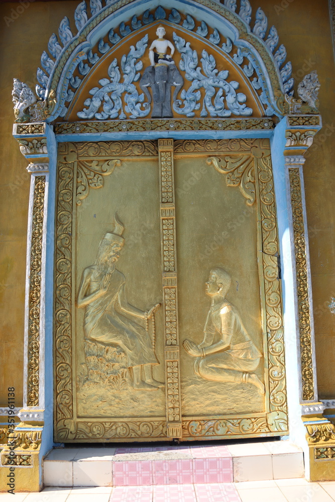 Porte en or du temple Phnom Sampeau à Battambang, Cambodge	