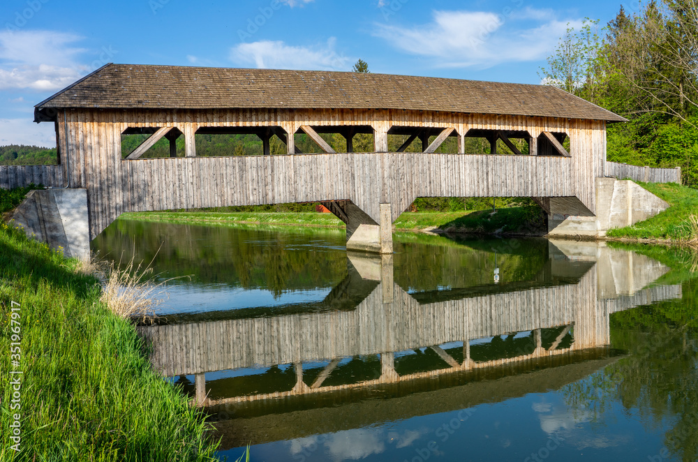 Fototapeta premium Überdachte Holzbrücke über den Isarkanal, nähe Icking und Schäftlarn bei der Aumühle