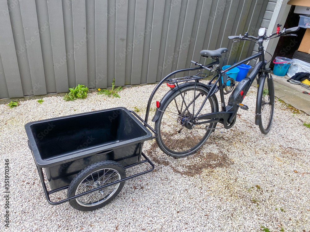electric bike with adapted trailer for easier packing on bike trips