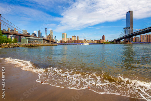 Obraz na płótnie Brooklyn and Manhattan Bridge seen from Brooklyn Bridge Park, New York w salonie
