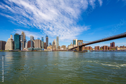 Obraz na płótnie Famous Skyline of downtown New York and Brooklin Bridge w salonie
