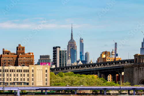 Obraz na płótnie New York City - May 17, 2020:Manhattan view as seen from Brooklyn Bridge Park, New York City w salonie