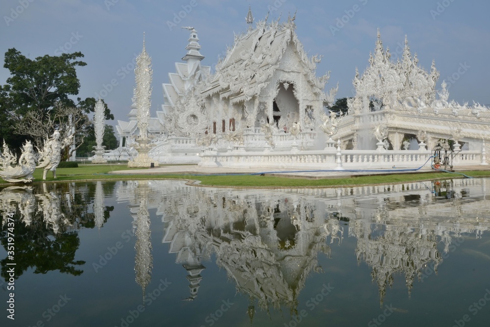 Obraz premium Wat Rong Khun - the beautiful white temple in Chiang Rai