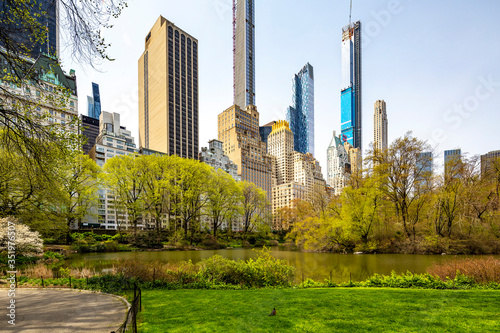 Obraz na płótnie Spring 2020-Coronovirus. Stay safe NY..Central Park, New York City. w salonie