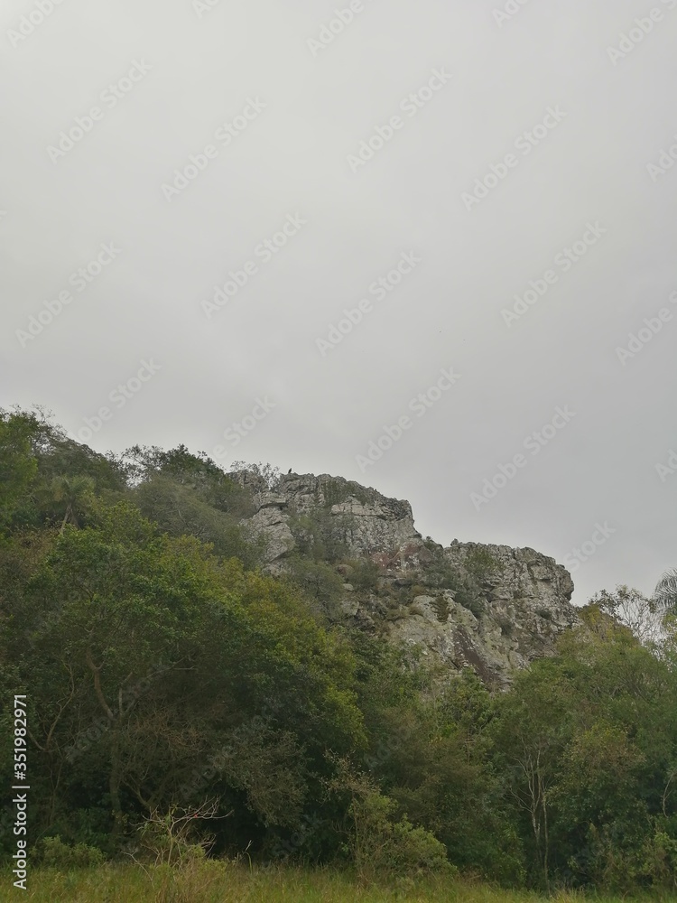 Paisaje en el Cerro con rocas en un dia gris