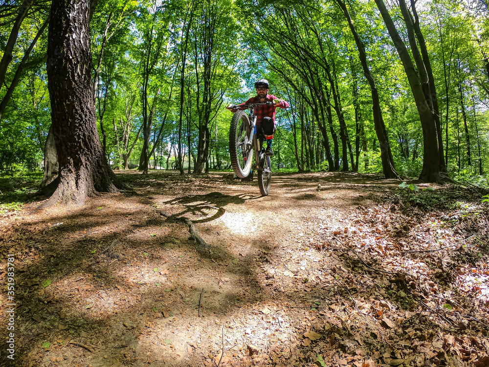 Obraz premium Amateur rider on the bicycle in the spring park