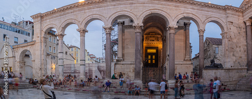 Vistas panorámicas de las arcadas del peristilo del Palacio de Diocleciano, en Split , Croacia, verano de 2019 photo