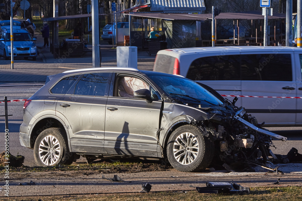 Obraz premium Crossover collision with fencing, lamppost and human