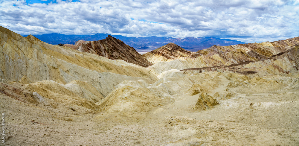 Fototapeta premium hikink the golden canyon - gower gulch circuit in death valley, california, usa