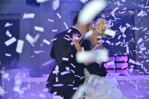 Wedding dance confetti