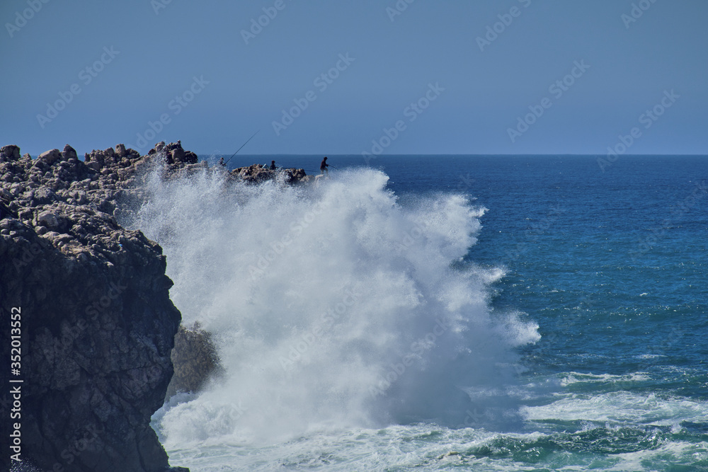Fototapeta premium Praia da carrapateira, onda a rebentar na falesia