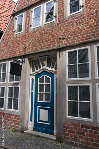 Eingang eines alten Sichtziegel-Hauses in den engen Gassen des historischen Altstadtviertel "Schnoor" in Bremen