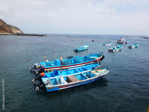 vista de mar y botes desde muelle puerto lopez ecuador