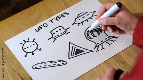 A woman draws various types of UFOs and aliens that she has seen in life.