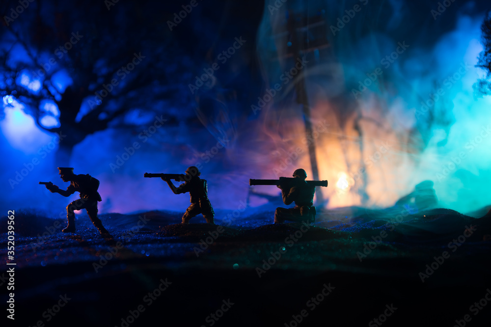 Fototapeta Koncepcja wojny. Wojskowe sylwetki walki sceny na tle nieba wojny mgła, sylwetka żołnierzy wojny światowej poniżej zachmurzenie Skyline w nocy.