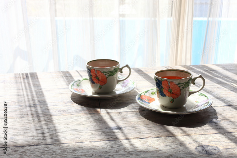 Fototapeta premium 朝の窓辺 カーテン越しの陽射し