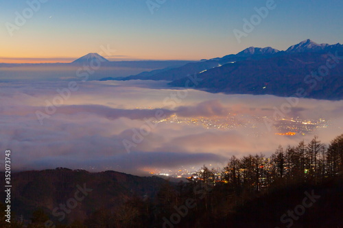 夜明けの富士山と雲海、長野県岡谷市高ボッチ高原にて