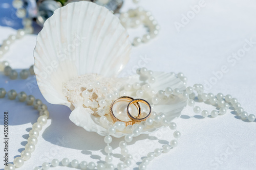 Foto Wedding rings close up decorated nautical with accessories for tropical caribbea