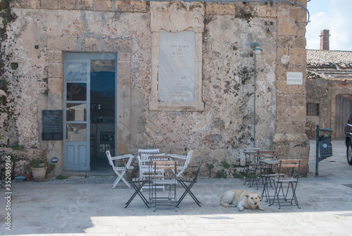 Vecchio e caratteristico bar nell’antica città di Marzamemi in Sicilia