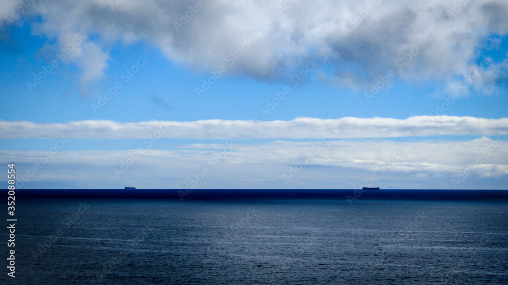 Barcos al horizonte de un mar azulado