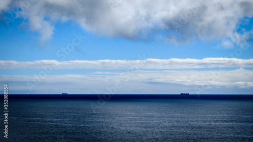 Fototapeta Naklejka Na Ścianę i Meble -  Barcos al horizonte de un mar azulado