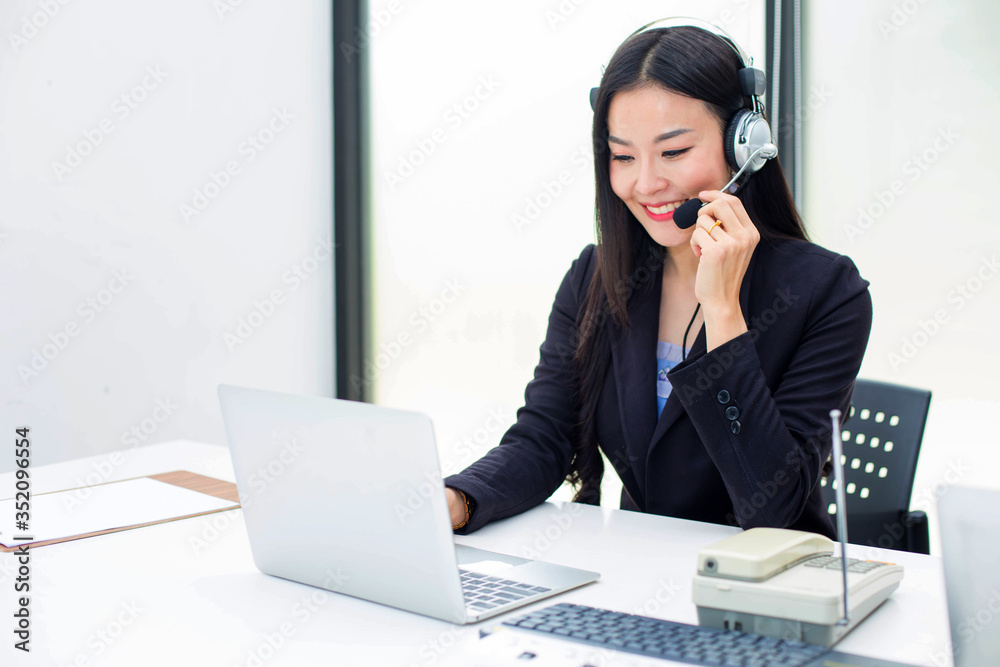 Asian call center staff. Call to talk to customers with friendly service and beautiful talk. Smile with friendly service. Asian call center staff. Call to talk to customers with friendly service and beautiful talk. Smile with friendly service.