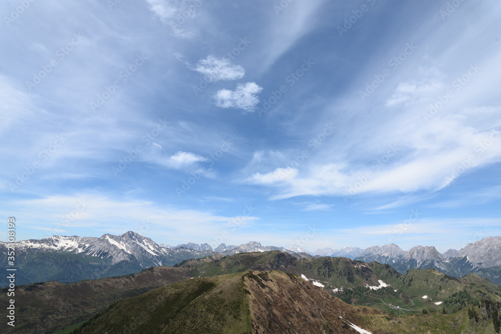 Escursione lungo la cima del monte Torondon