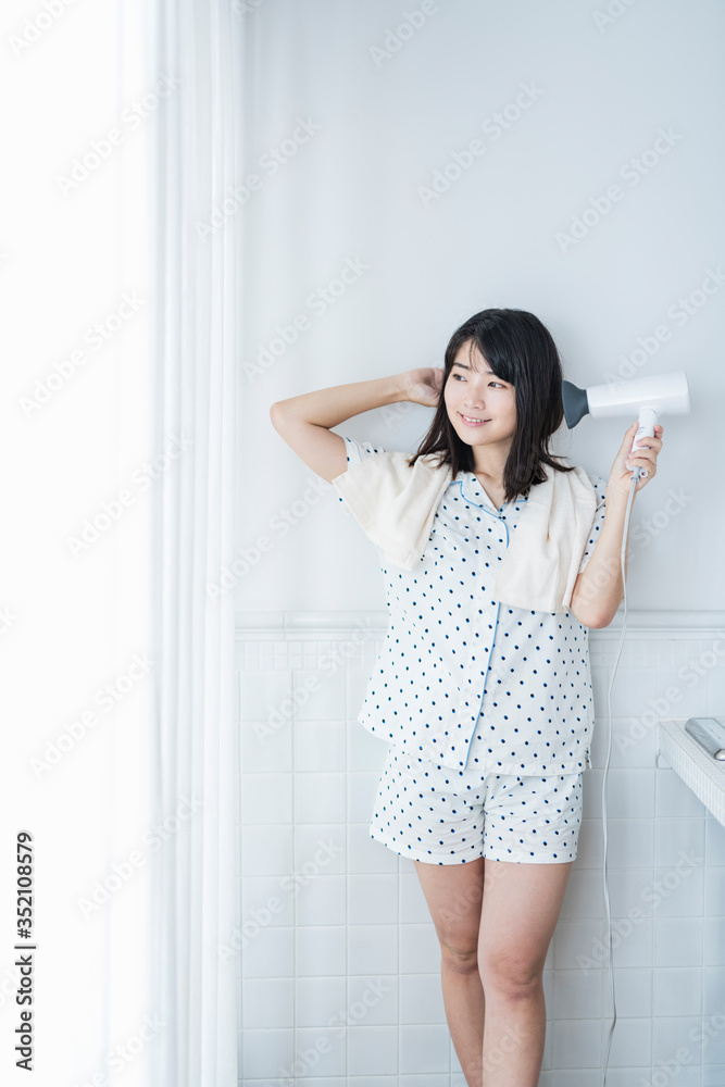 女性 髪の毛 乾かす 女性 髪の毛 乾かす