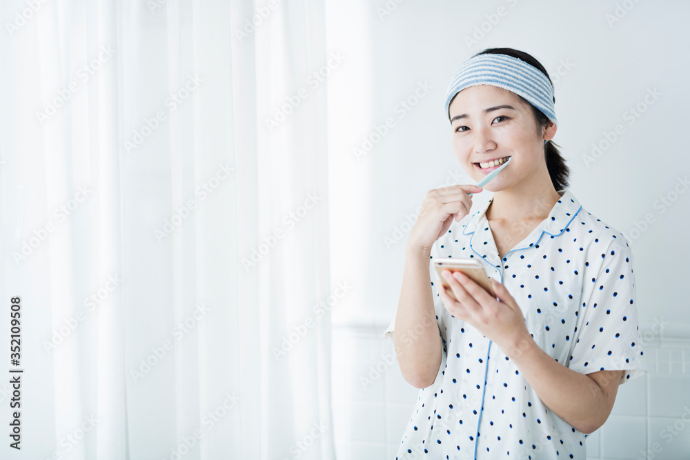 女性 歯磨き スマホ 女性 歯磨き スマホ