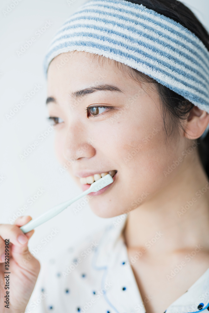 女性 歯磨き 女性 歯磨き