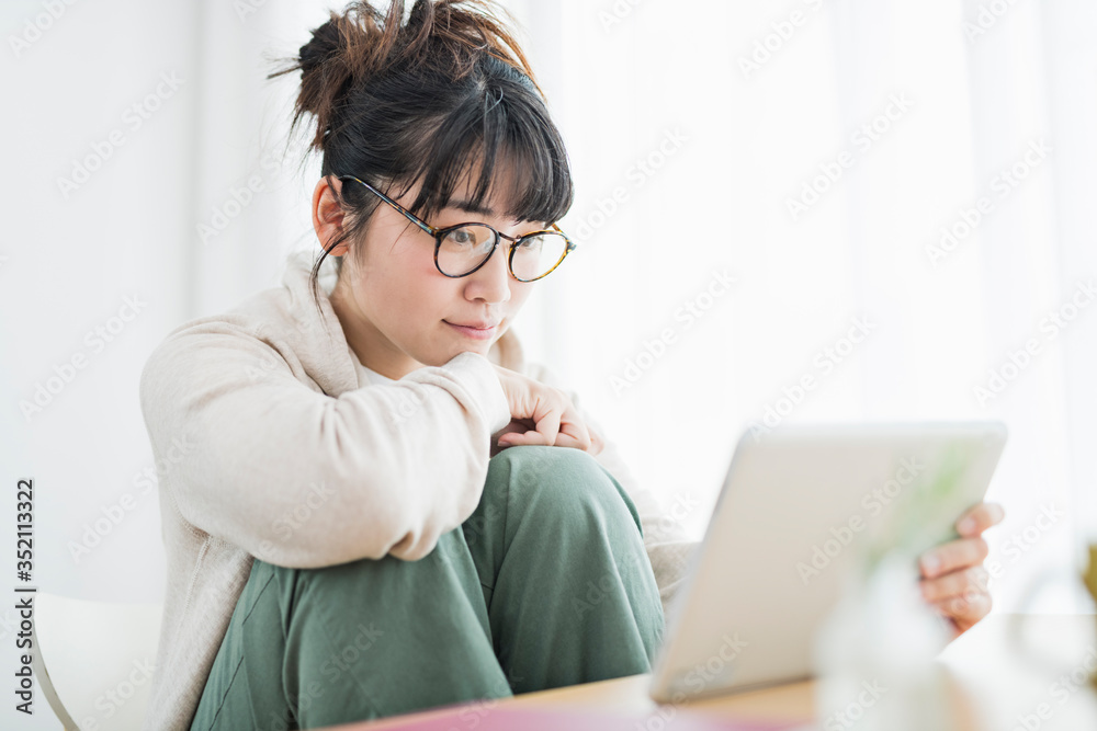 女性　タブレット