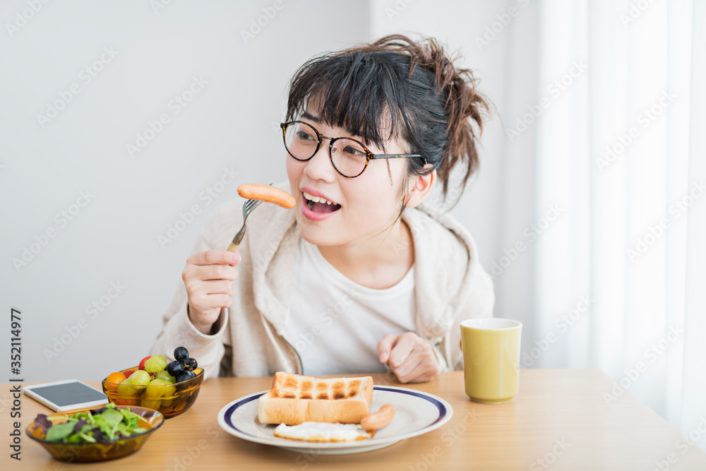 女性 朝食 女性 朝食