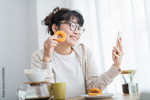 女性 おやつ スマホ