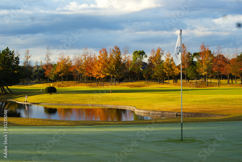 秋が深まり紅葉が映えるころのゴルフコース