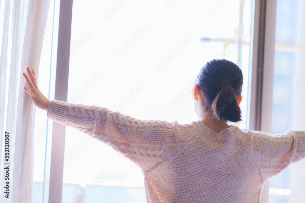 Φωτογραφία 朝　採光　換気　カーテン　開ける　女性　若い　子供　日本人　人物　さわやか　朝日　窓　春