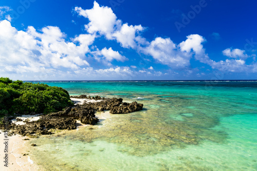 宮古島の美しいサンゴ礁の海 photo