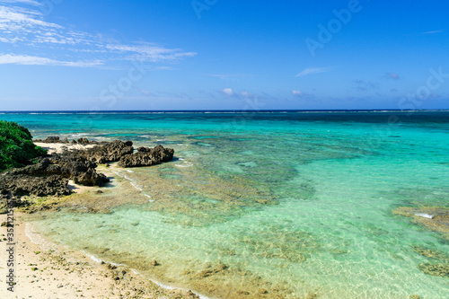 宮古島の美しいサンゴ礁の海 © san724