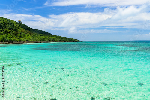 宮古島の美しいサンゴ礁の海