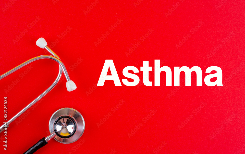 Asthma als Schlagwort mit einem Stethoskop beim Arzt Asthma als Schlagwort mit einem Stethoskop beim Arzt