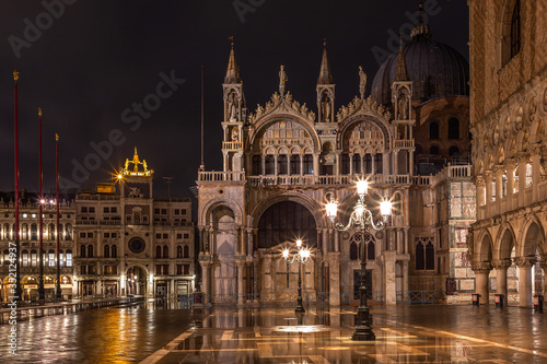 Markusdom in Venedig bei Nacht