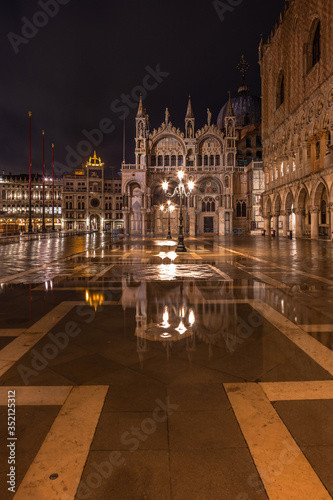 Markusdom in Venedig bei Nacht