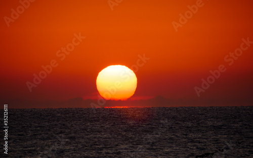 Fototapeta Naklejka Na Ścianę i Meble -  Sunrise over sea