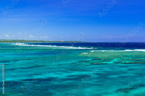 Fototapeta Naklejka Na Ścianę i Meble -  宮古島の美しいサンゴ礁の海