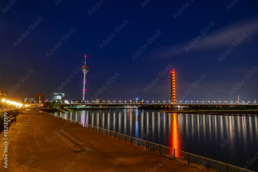 Nachts am Rhein in Düsseldorf