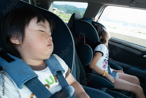 チャイルドシートで眠る姉弟