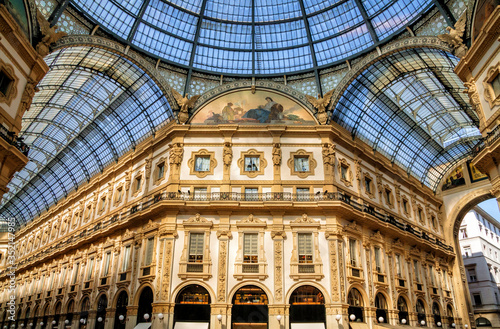Obraz na płótnie Galleria Vittorio Emanuele II is Italy's oldest active shopping mall and a major landmark of Milan, Italy. w salonie