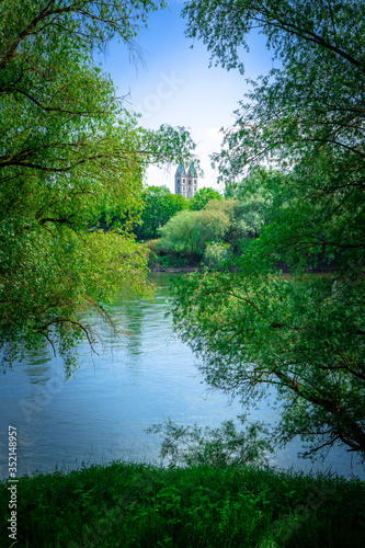 Wanderung am Donauufer um die Gst  t Insel mit Blick auf Straubing und die Skyline 