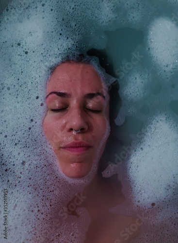 Mujer relajada sumergida en el agua